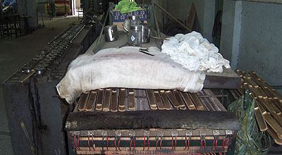 竹に熱を加えて加工し易くする。