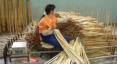 竹のピース毎に削りを加えて研磨する。