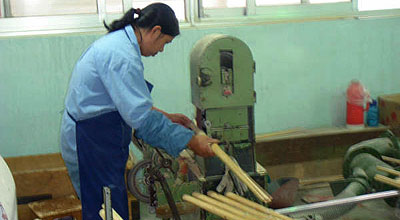 竹四つを組み合わせて、凹凸が出ないように研磨する。