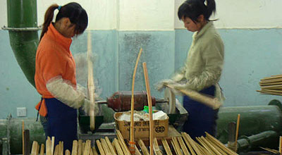 手で持つ柄部分を更に研磨する。