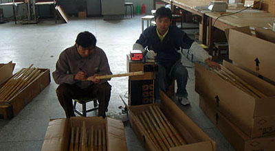 完成品竹刀を検品する。